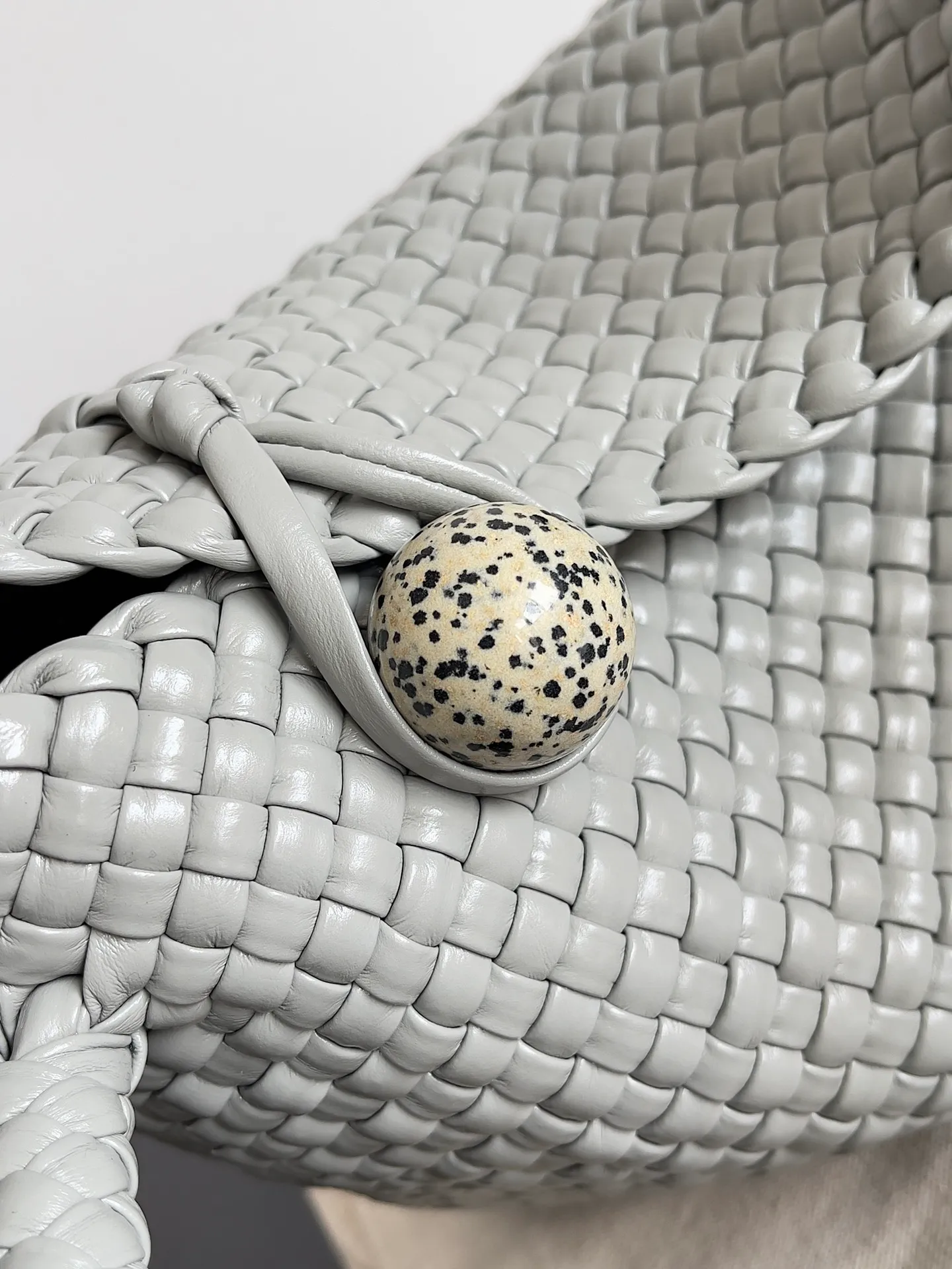 Batch 5960 BV collectible small woven handbags are really YYDS!! Bottega Veneta’s most classic small woven handbags are back! ! Dalmatian stone is more noble. We use the highest quality leather with the highest craftsmanship to create the most precious works. We have created the original Intrecciato leather weaving process. This unique traditional exclusive leather weaving method has not only become our logo, but also reflects the time-consuming and labor-intensive craftsmanship of our products. ❤️ The new TOSCA handbag It must be a selection worth collecting🆕⚠️⚠️Baby, gold balls, malachite, pearls, spotted stones can be sold individually and can be assembled by yourself. Style number: 716974 Size: 27*9*18cm